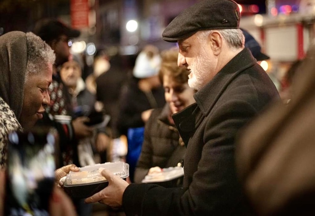 Ο Αρχιεπίσκοπος Αμερικής Ελπιδοφόρος μοίρασε ζεστά γεύματα και ρούχα σε άστεγους της Νέας Υόρκης
