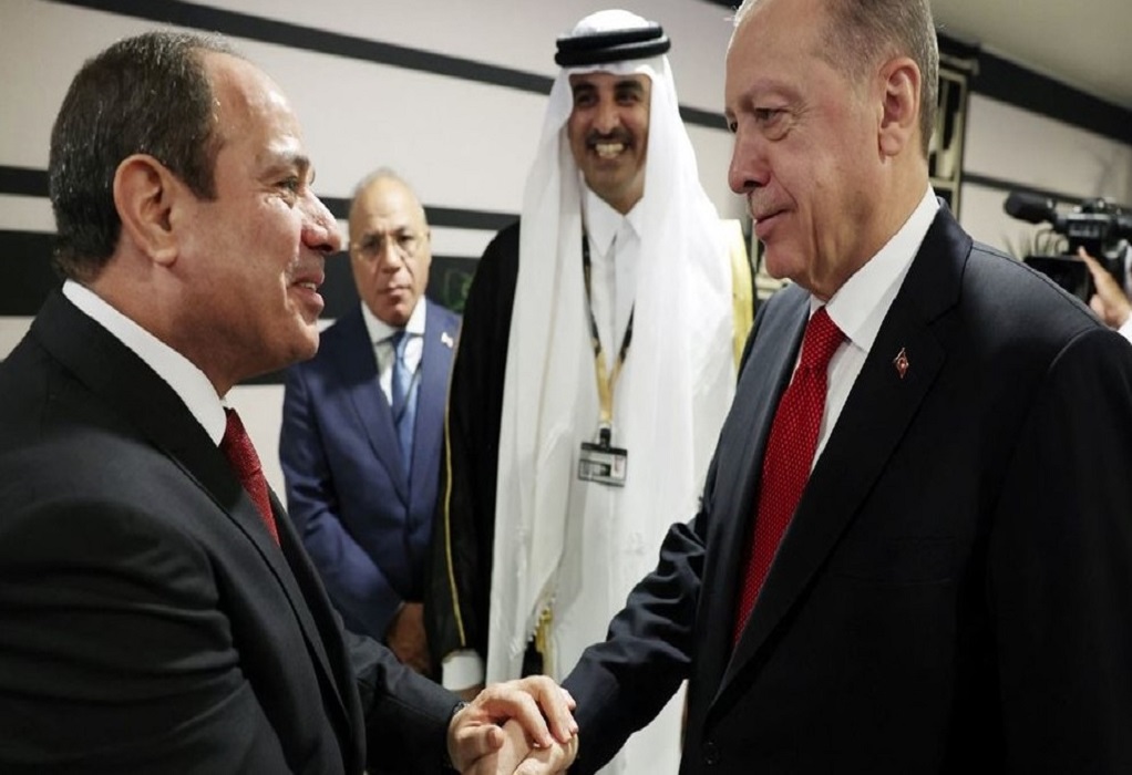 Η Αίγυπτος επιθυμεί μια νέα «αρχή» στις σχέσεις με την Άγκυρα έπειτα από τη χειραψία Σίσι-Ερντογάν