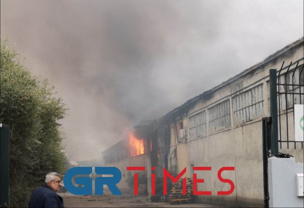 Θεσσαλονίκη: Καίγεται ακόμη η αποθήκη μεταφορικής εταιρείας-Συνεχίζεται η μάχη με τις φλόγες