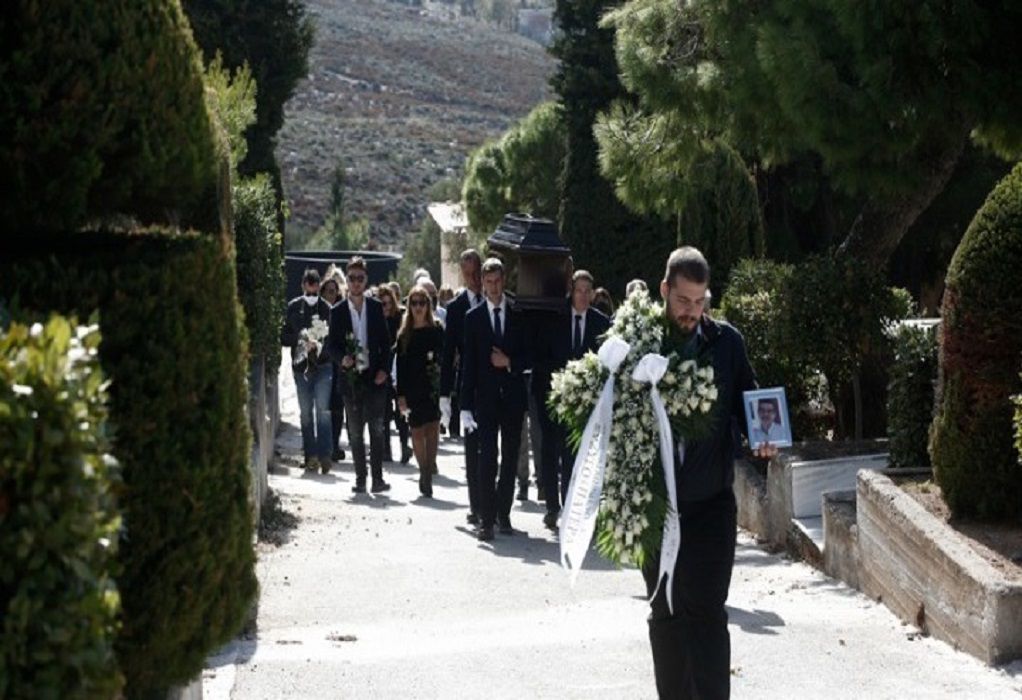 Σε κλίμα έντονης συγκίνησης η κηδεία του Αντώνη Σκυλλάκου