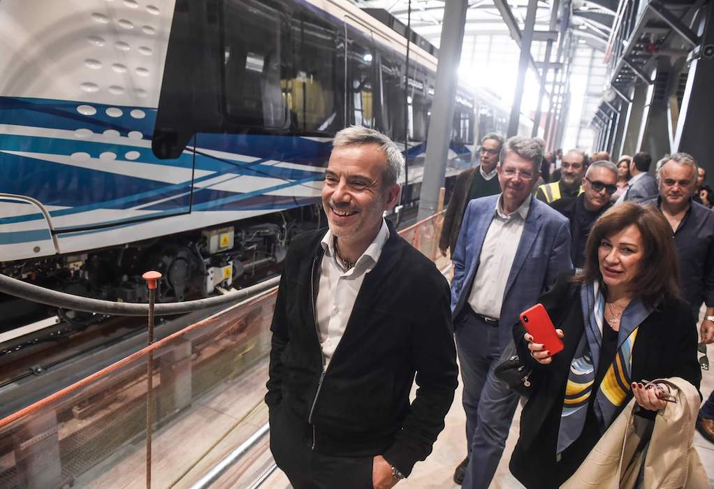 Θεσσαλονίκη: Επίσκεψη Ζέρβα στο αμαξοστάσιο του μετρό – «Τα προβλήματα είναι πια πίσω μας»