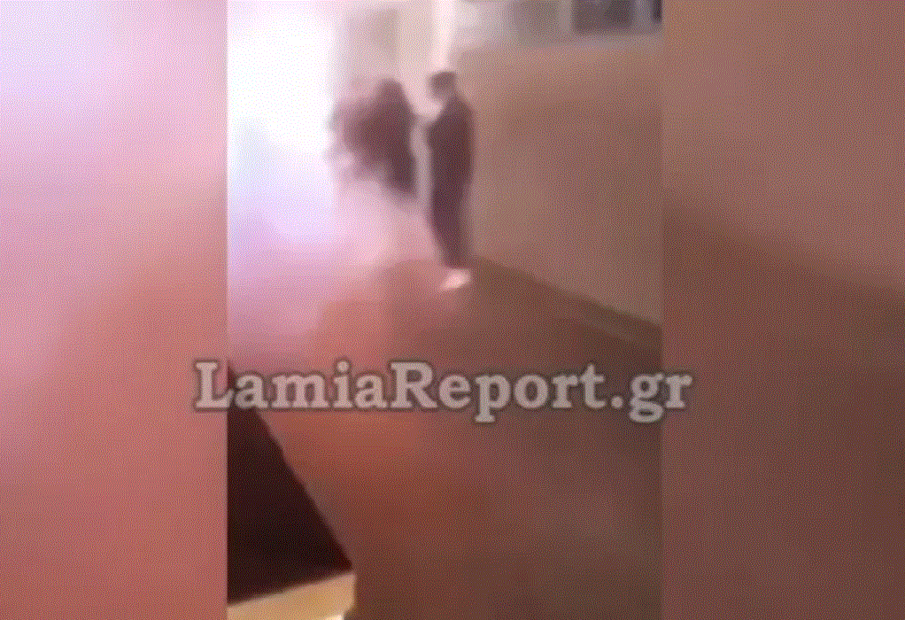 Άναψαν καπνογόνα σε Λύκειο της Λαμίας – Νόμιζαν ότι ξέσπασε πυρκαγιά, λιποθύμησε μία μαθήτρια (VIDEO)