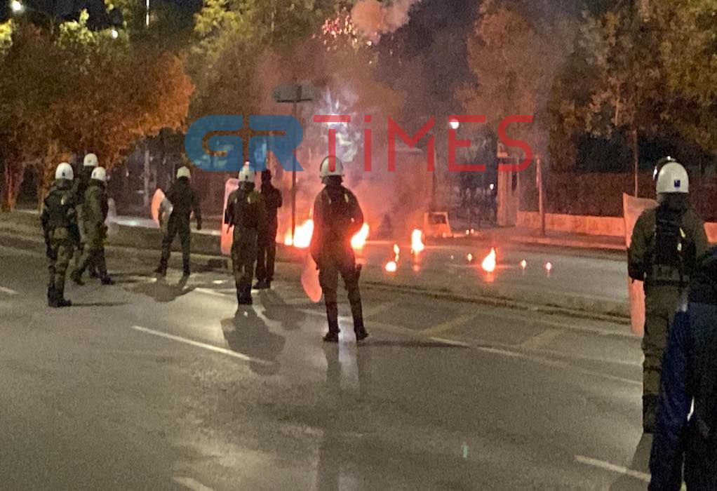 Θεσσαλονίκη: Φωτοβολίδες, πέτρες και μολότοφ μετά το τέλος της πορείας για το Πολυτεχνείο (ΦΩΤΟ-VIDEO)