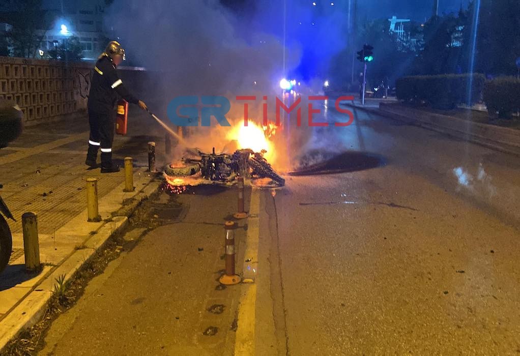 Θεσσαλονίκη-Πολυτεχνείο: Επίθεση με μολότοφ στην Αγ. Δημητρίου-Κάηκε υπηρεσιακό δίκυκλο της ΕΛΑΣ (ΦΩΤΟ-VIDEO)