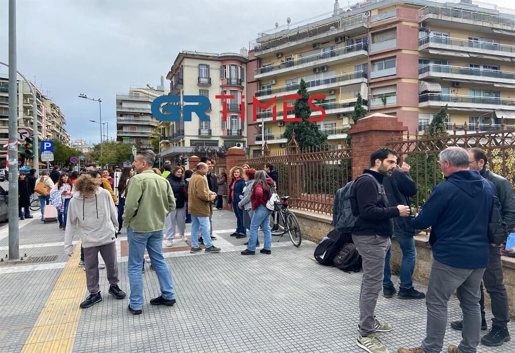 Θεσσαλονίκη: Μουσική διαμαρτυρία έξω από το ΥΜΑΘ για τις συμπτύξεις σχολείων (ΦΩΤΟ-VIDEO)