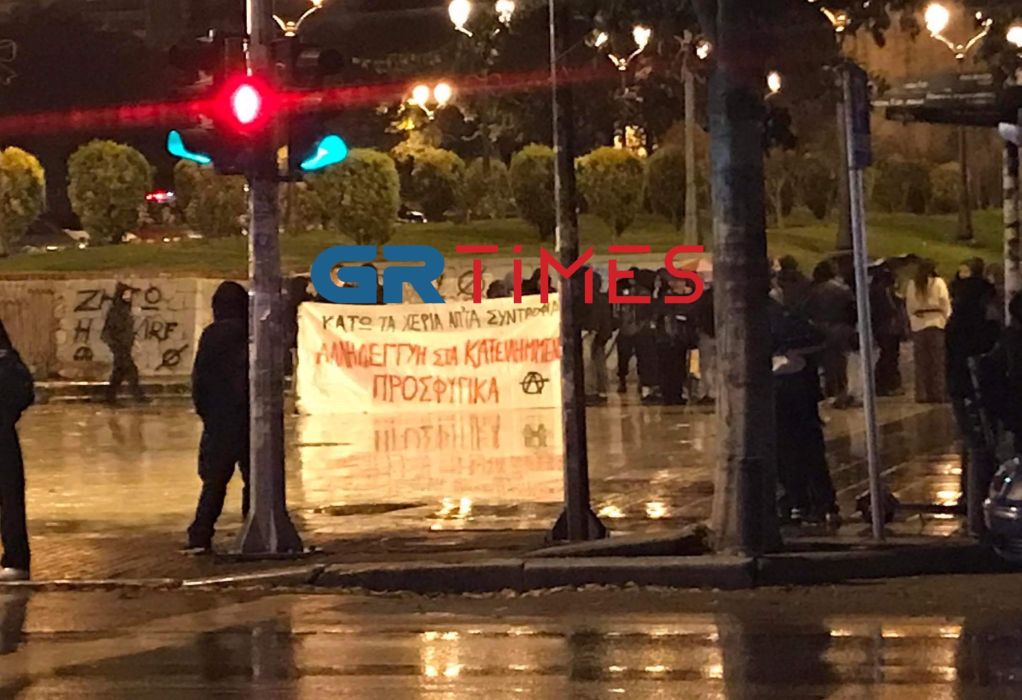 Θεσσαλονίκη: Κουκουλοφόροι επιχείρησαν να επιτεθούν σε αστυνομικούς κατά τη διάρκεια πορείας (ΦΩΤΟ)