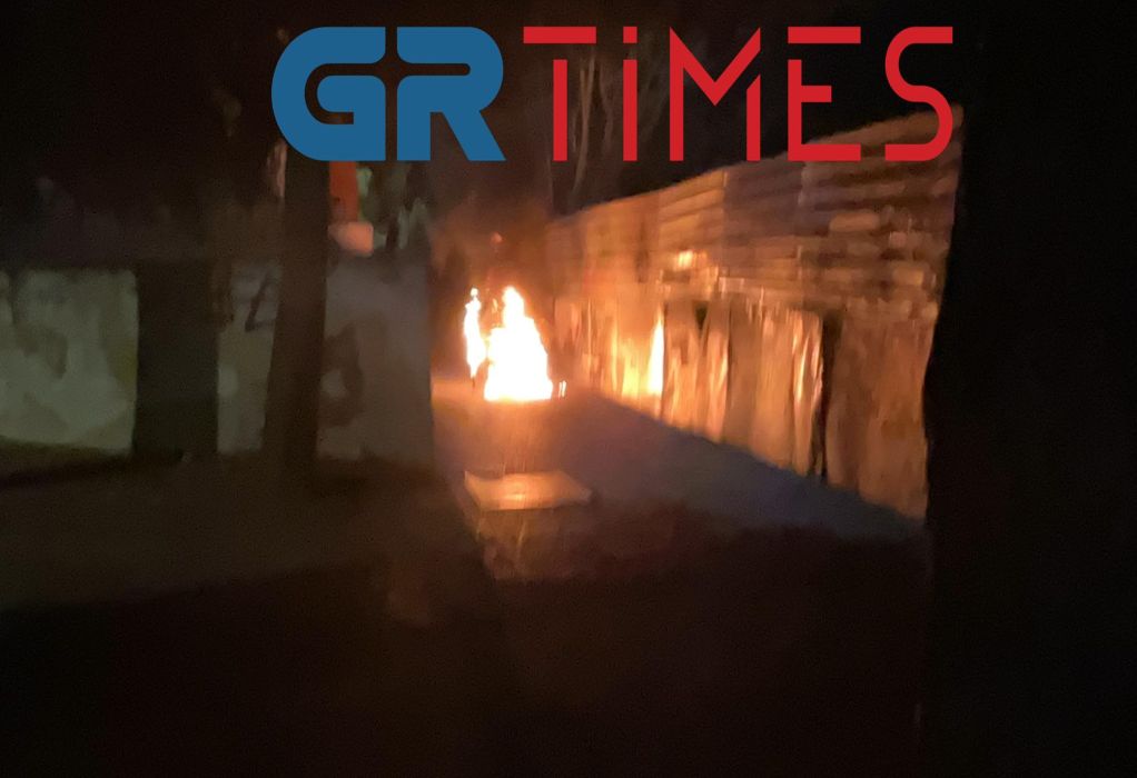 Θεσσαλονίκη-Πολυτεχνείο: Φωτιές και μολότοφ εντός και εκτός ΑΠΘ πριν από την έναρξη της πορείας (ΦΩΤΟ-VIDEO)