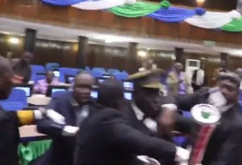 «Ρινγκ» το Κοινοβούλιο της Σιέρα Λεόνα – Βουλευτές έπαιξαν μπουνιές (VIDEO)