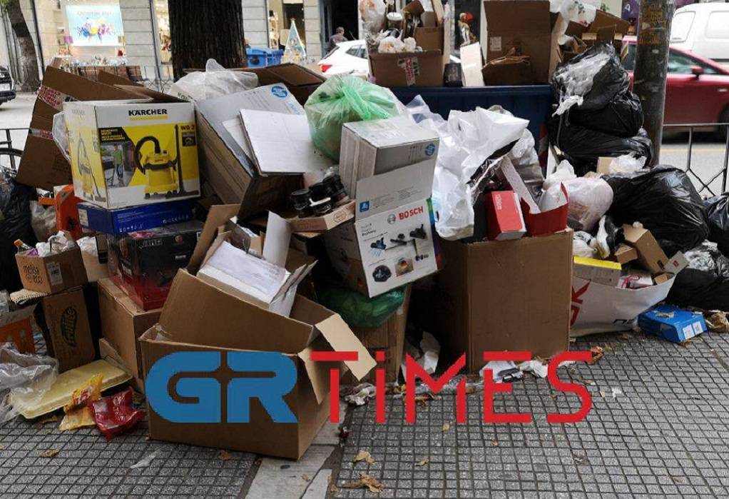 Θεσσαλονίκη: «Βουνά» τα σκουπίδια σε πολλά σημεία του κέντρου (ΦΩΤΟ-VIDEO)