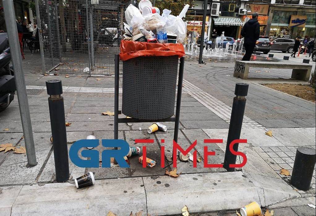 Βουνό τα σκουπίδια από τις κινητοποιήσεις των εργαζόμενων στην καθαριότητα στον δήμο Θεσσαλονίκης