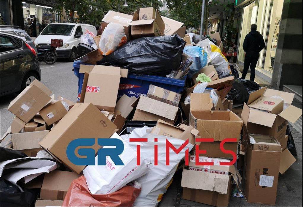 Βουνό τα σκουπίδια από τις κινητοποιήσεις των εργαζόμενων στην καθαριότητα στον δήμο Θεσσαλονίκης