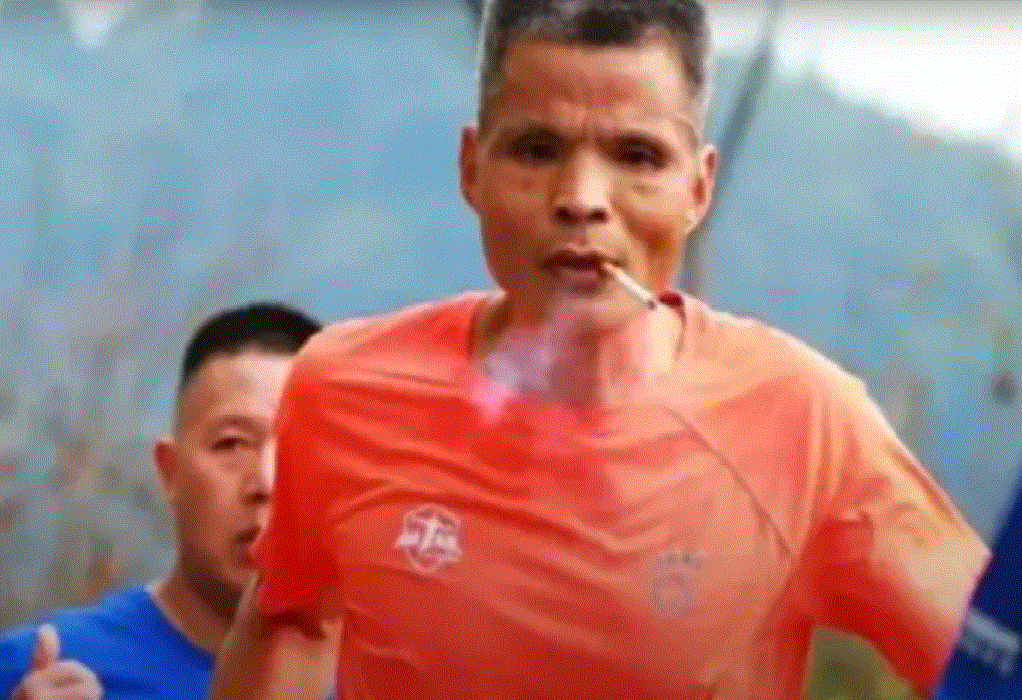 Απίστευτο: 50αρης έτρεξε σε μαραθώνιο… καπνίζοντας (VIDEO)
