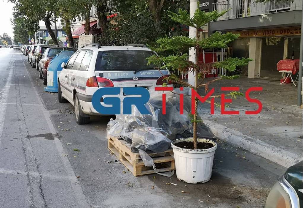 Θεσσαλονίκη: «Καβατζώνουν» θέσεις στάθμευσης με ό,τι βρουν (ΦΩΤΟ)