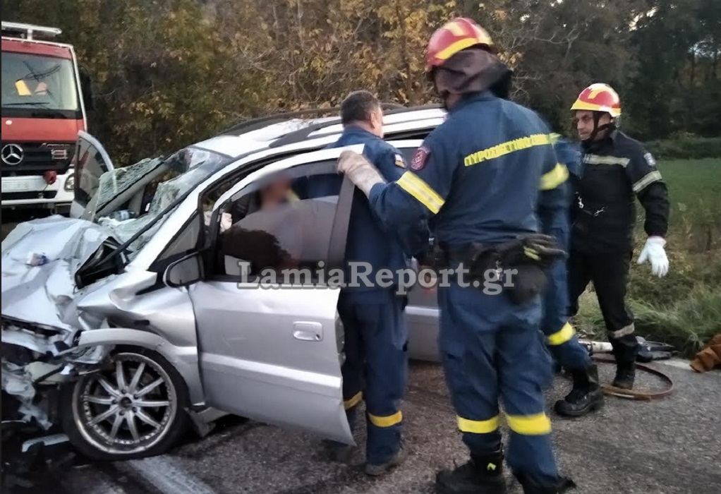Τρομακτικό τροχαίο στη Φωκίδα: Αυτοκίνητο έπεσε πάνω σε νταλίκα (ΦΩΤΟ)