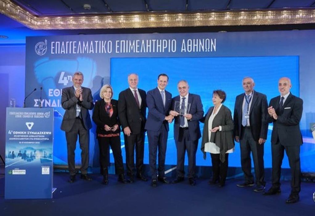 Γιάννης Χατζηθεοδοσίου: Βραβείο για την προσφορά του στο Επαγγελματικό Επιμελητήριο Αθηνών