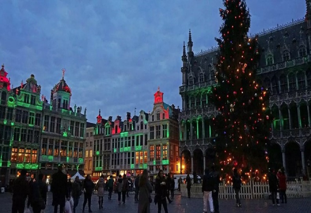 Βέλγιο: Το χριστουγεννιάτικο δέντρο στήθηκε στην Grand-Place των Βρυξελλών