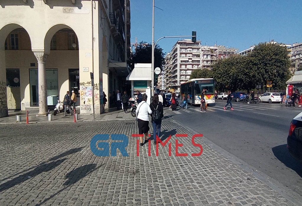 Τον «τσάκωσαν» στην Πλατεία Αριστοτέλους με 299 πακέτα λαθραία τσιγάρα-Δείτε φωτογραφία