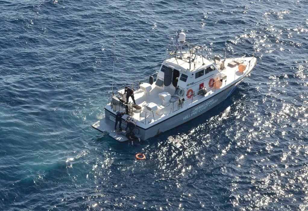 Εύβοια: Συνεχίζονται οι έρευνες στο σημείο του ναυαγίου – Η στιγμή της διάσωσης μετανάστη (ΦΩΤΟ)