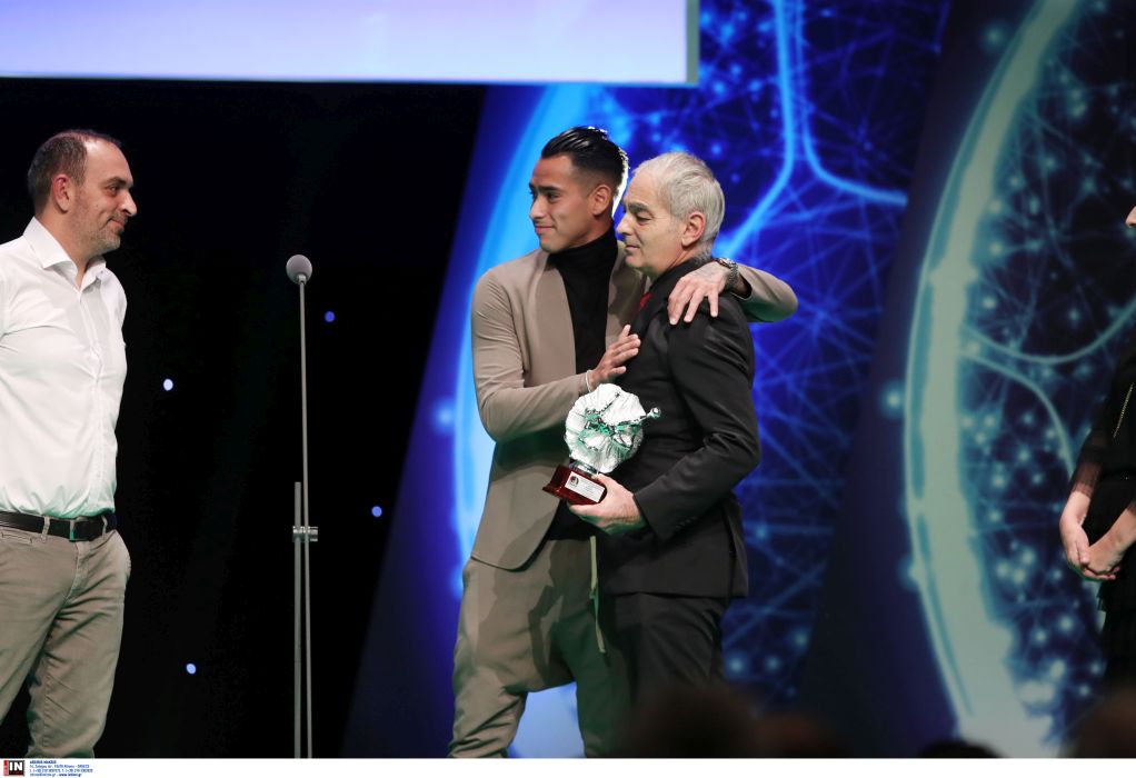 Συγκλονιστικές στιγμές με Αραούχο: Έδωσε το βραβείο Fair play στους γονείς του Άλκη Καμπανού! (ΦΩΤΟ)
