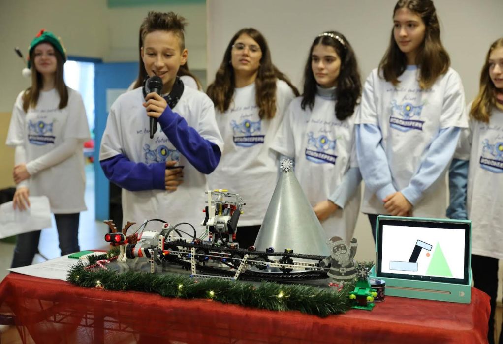 Christmas RoboTree: Μαθητές από τη Θεσσαλονίκη έφτιαξαν ρομπότ που στολίζει χριστουγεννιάτικο δέντρο (ΦΩΤΟ-VIDEO)