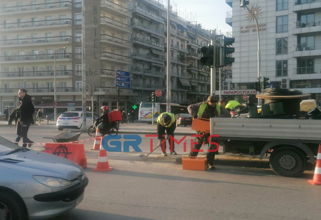 Θεσσαλονίκη: Kλιμάκιο του δήμου αντικαθιστά τον σηματοδότη που έπεσε μετά από τροχαίο (ΦΩΤΟ-VIDEO)