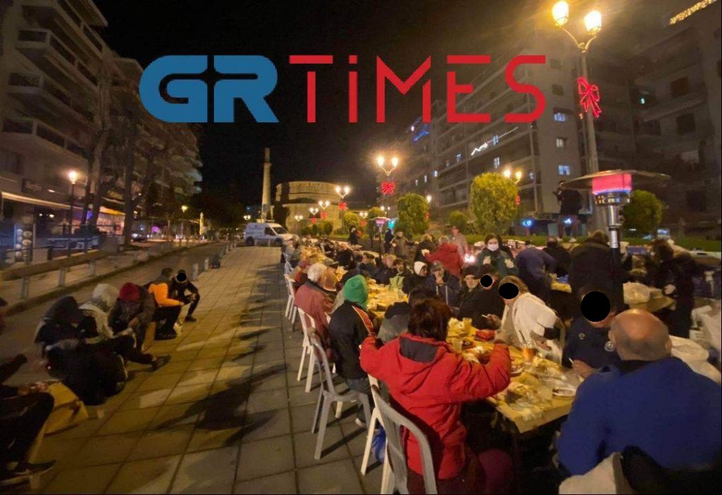 Θεσσαλονίκη: Ένα μεγάλο τραπέζι και μια αγκαλιά για όλους τους άστεγους της πόλης στην Καμάρα (ΦΩΤΟ)
