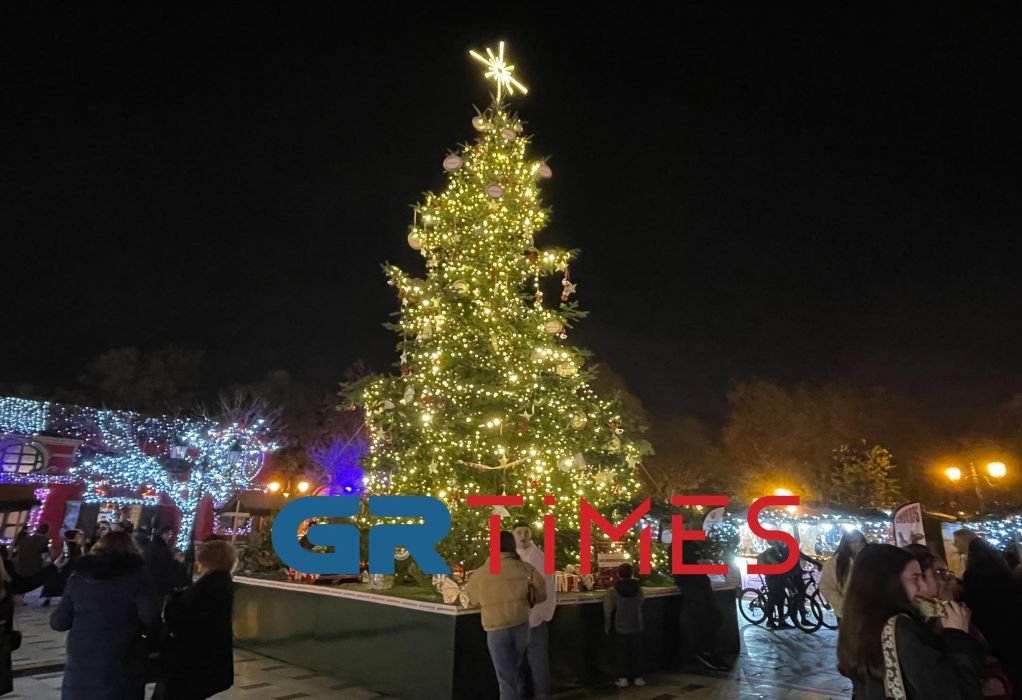 Θεσσαλονίκη: Φώτισε την πλατεία Αρχαίας Αγοράς το 12μετρο χριστουγεννιάτικο δέντρο (ΦΩΤΟ-VIDEO)