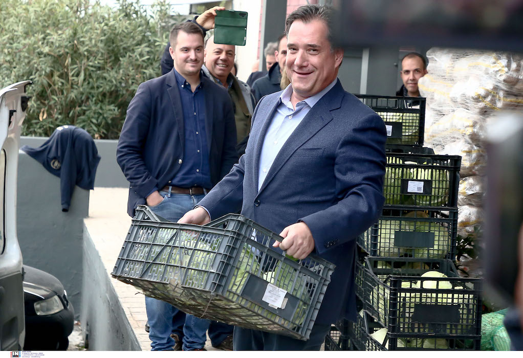 Ο Άδωνις Γεωργιάδης κουβαλάει τελάρα με τρόφιμα στην Αγορά Ρέντη (VIDEO)
