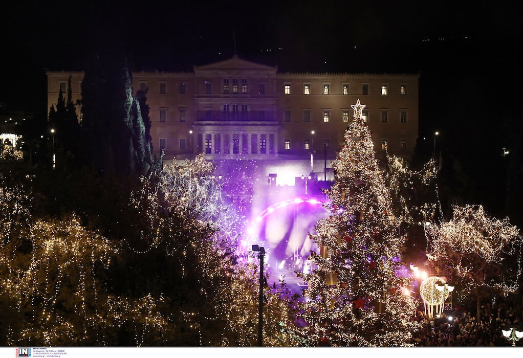 Μύρισαν Χριστούγεννα στην Αθήνα – Φωταγωγήθηκε το δέντρο στο Σύνταγμα (ΦΩΤΟ-VIDEO)