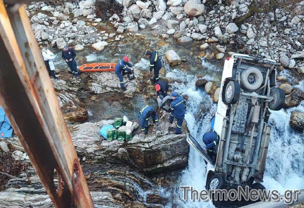 Αγρίνιο: Δύο τραυματίες έπειτα από πτώση οχήματος σε ποτάμι (ΦΩΤΟ)