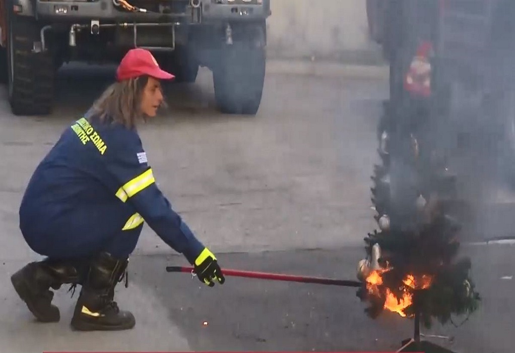 Πώς σβήνουμε ένα χριστουγεννιάτικο δέντρο που φλέγεται – Οδηγίες από την Πυροσβεστική (VIDEO)
