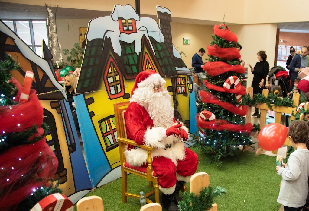 Άρωμα Χριστουγέννων με πολλές εκπλήξεις και δώρα για τα παιδιά και τους εργαζόμενους του νοσοκομείου Παπαγεωργίου (ΦΩΤΟ)