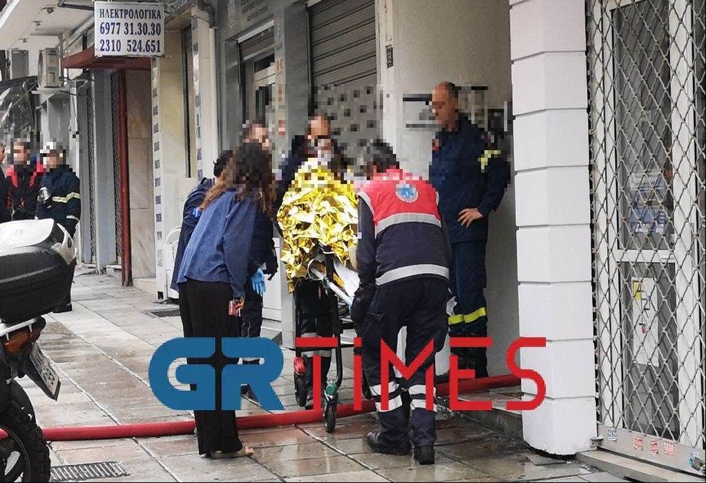 Θεσσαλονίκη: Στο νοσοκομείο δύο άτομα έπειτα από πυρκαγιά σε διαμέρισμα στο κέντρο (ΦΩΤΟ-VIDEO)