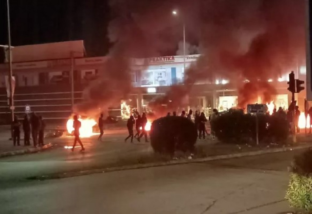 Πυροβολισμός 16χρονου: Νύχτα επεισοδίων στη δυτική Αττική-Έκαψαν καταστήματα, πυρπόλησαν λεωφορείο (VIDEO)