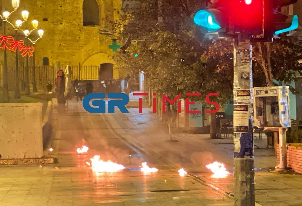 Θεσσαλονίκη: Βόμβες μολότοφ, πετροπόλεμος και η «Αύρα» στην Καμάρα (ΦΩΤΟ-VIDEO)