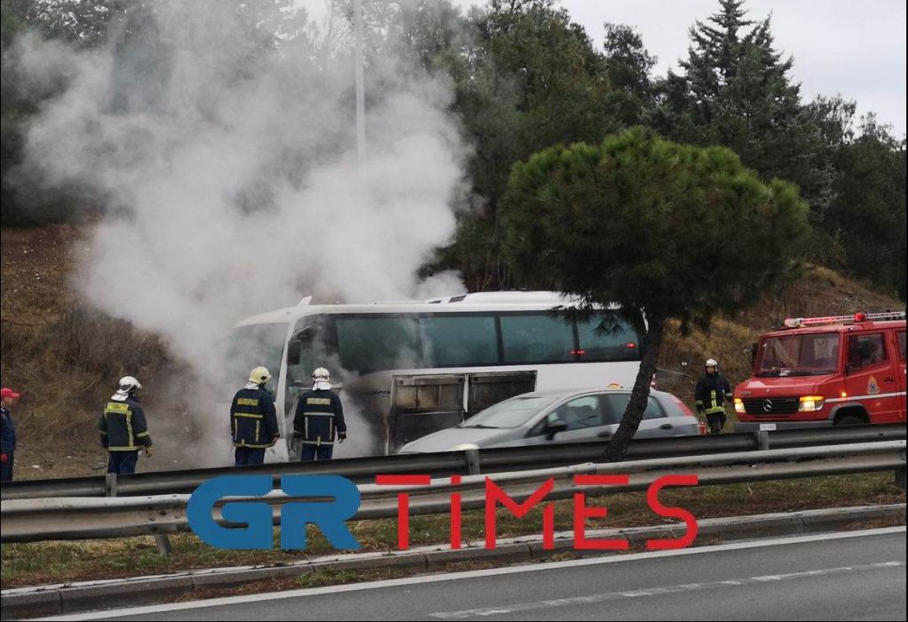 Συναγερμός στη Θεσσαλονίκη: Φωτιά σε σχολικό λεωφορείο - Απομακρύνθηκαν τα παιδιά - ΕΛΛΑΔΑ