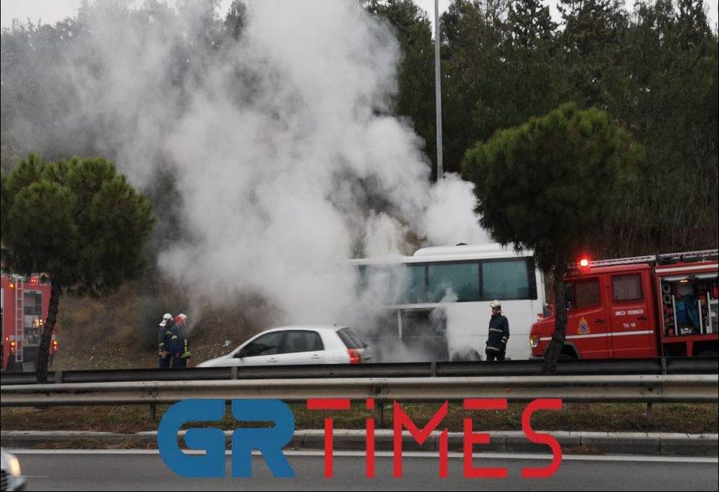 Θεσσαλονίκη: Φωτιά σε σχολικό λεωφορείο στην Περιφερειακή Οδό (ΦΩΤΟ-VIDEO)