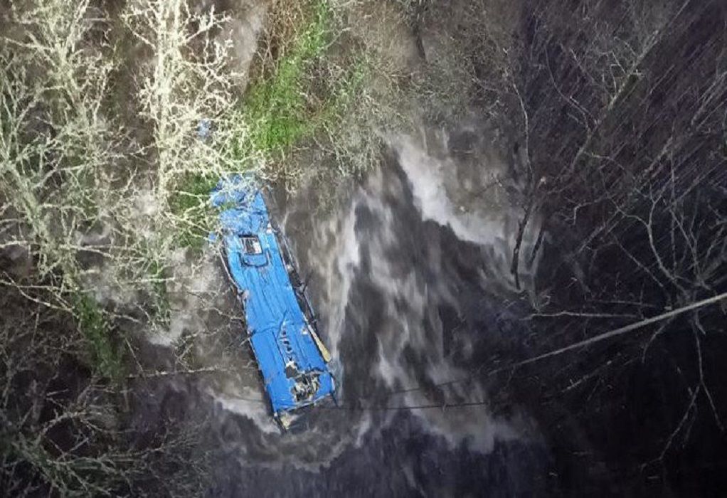 Ισπανία: Δύο νεκροί και τρεις αγνοούμενοι από πτώση λεωφορείου σε ποτάμι