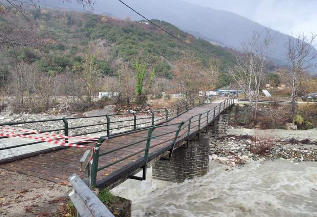 Προβλήματα στο οδικό δίκτυο των Ιωαννίνων – Ζημιές σε πεζογέφυρα στα Τζουμέρκα (ΦΩΤΟ)