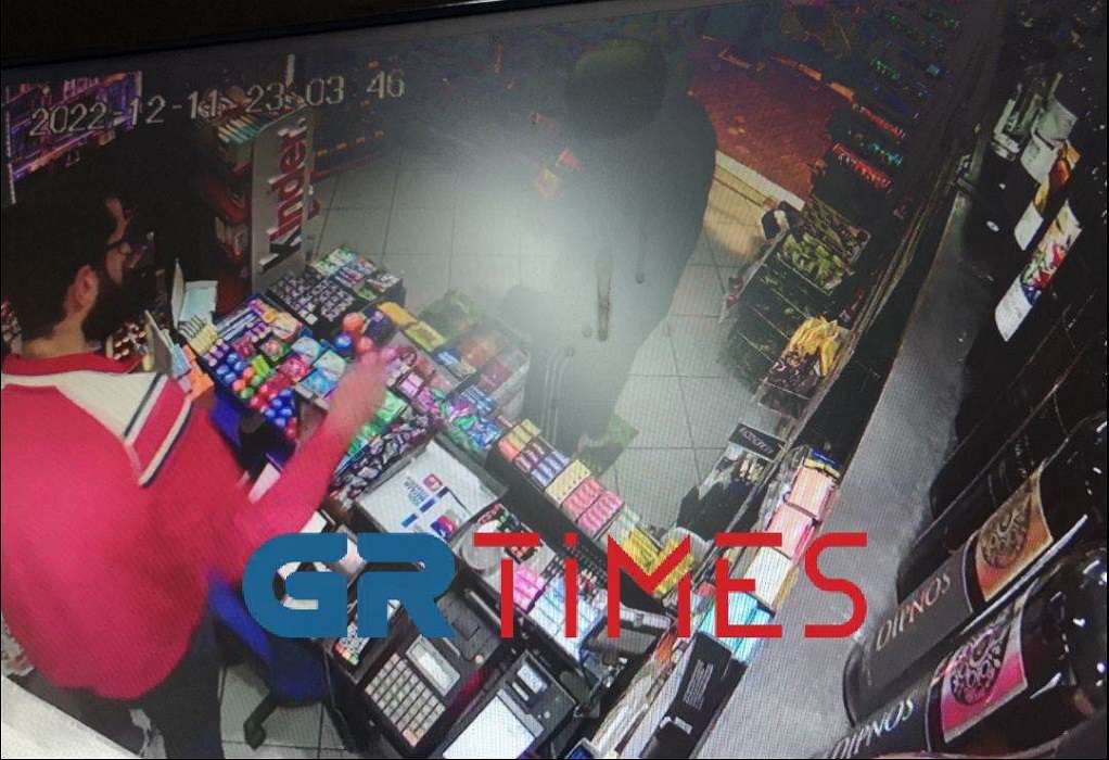 Νεάπολη: Έδειξε το πιστόλι και λήστεψε το κατάστημα – Βίντεο ντοκουμέντο