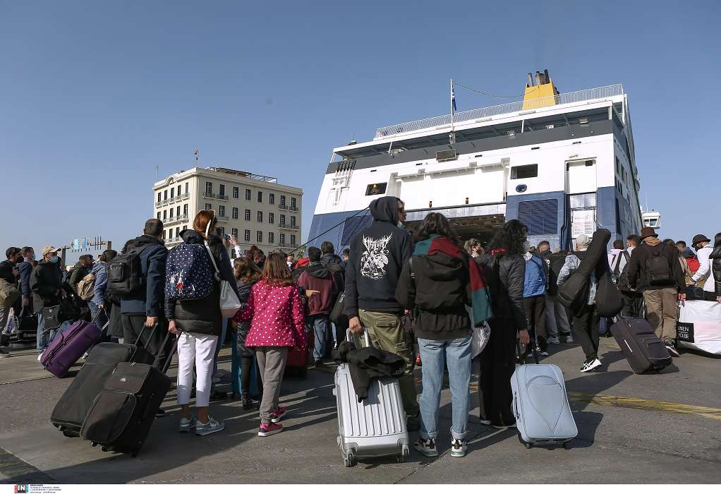 Χριστούγεννα 2022: Χωρίς προβλήματα η έξοδος των εκδρομέων από τα λιμάνια της Αττικής