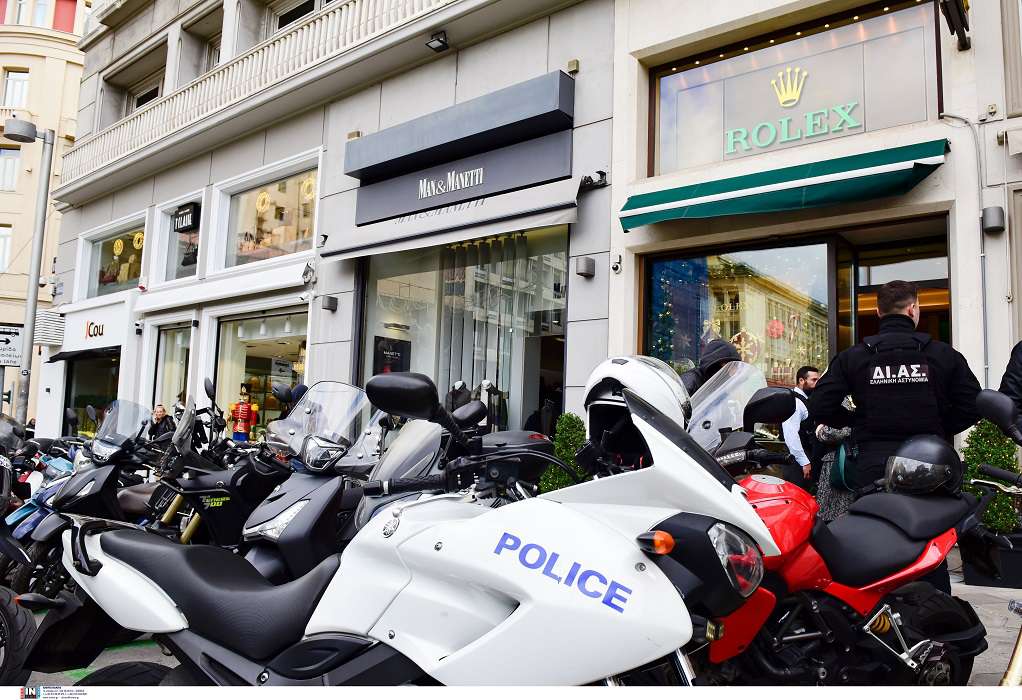 Αθήνα: Πώς έγινε η ληστεία στο κατάστημα ρολογιών – «Είδα το φύλακα χτυπημένο και με αίματα» λέει αυτόπτης μάρτυρας (VIDEO)