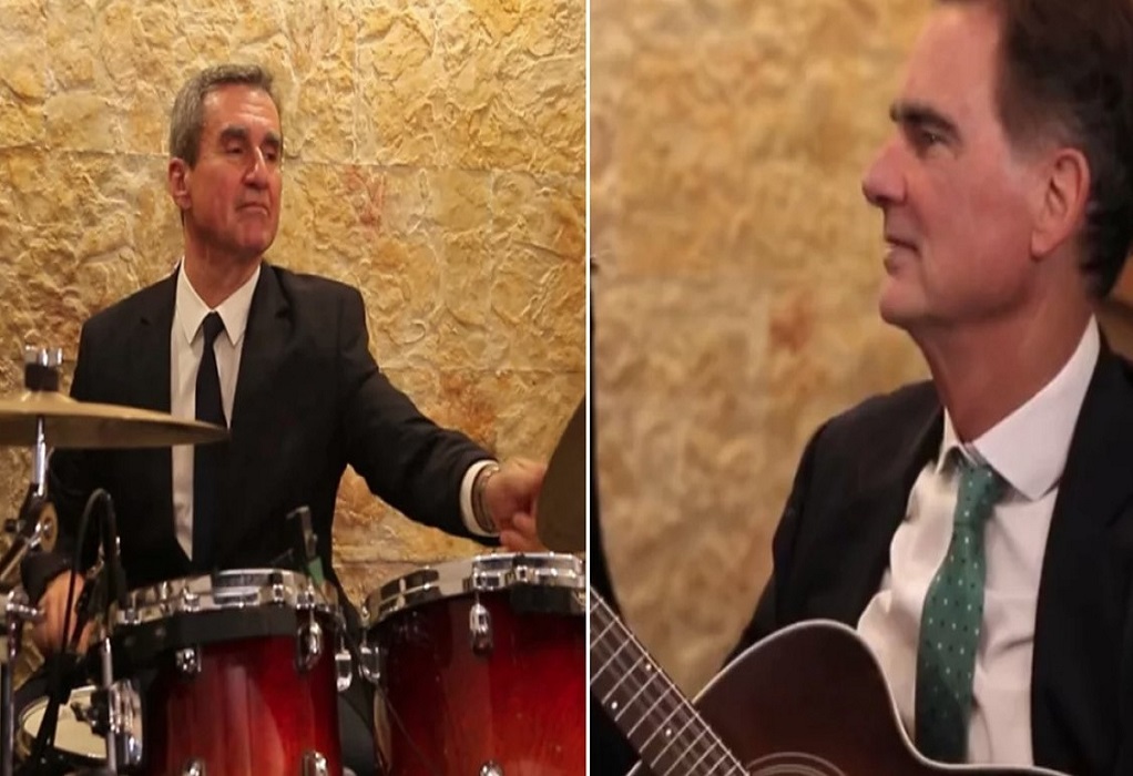 Λοβέρδος και Ν. Παπανδρέου λένε τα κάλαντα παίζοντας ντραμς και κιθάρα (VIDEO)