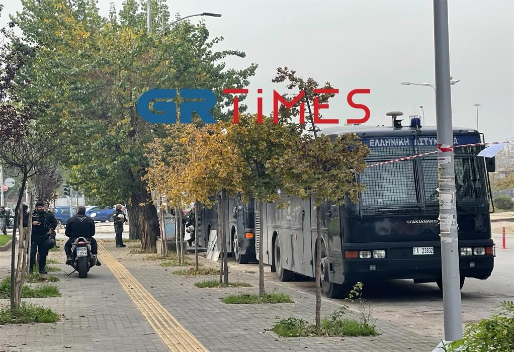 Θεσσαλονίκη: Σε κατ’ οίκον περιορισμό ο αστυνομικός – Διαφωνία ανακριτή-εισαγγελέα για την προφυλάκιση του (VIDEO)