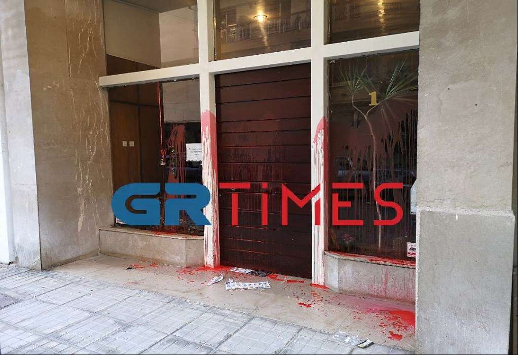 Θεσσαλονίκη: «Η δημοκρατία δεν τρομοκρατείται» δήλωσε ο βουλευτής Στράτος Σιμόπουλος για την επίθεση με μπογιές στο σπίτι του