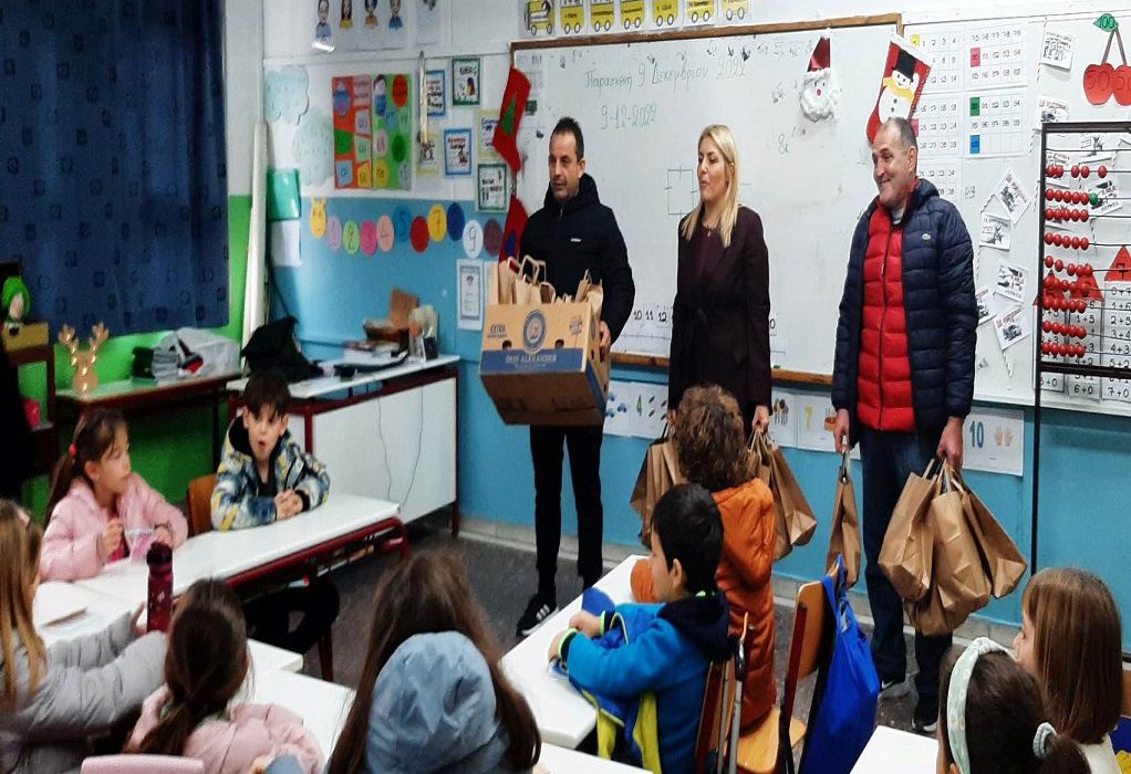 Θεσσαλονίκη: Πωλητές λαϊκών αγορών μοίρασαν φρούτα σε σχολείο της Καλαμαριάς