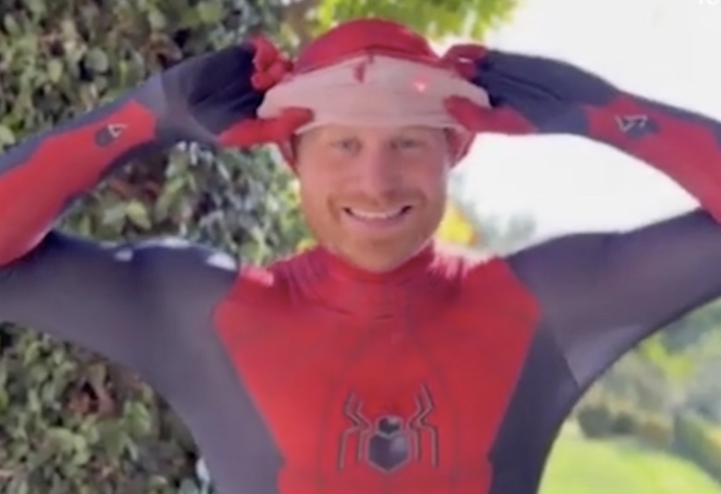 O πρίγκιπας Χάρι ντύθηκε spiderman ενόψει Χριστουγέννων (VIDEO)