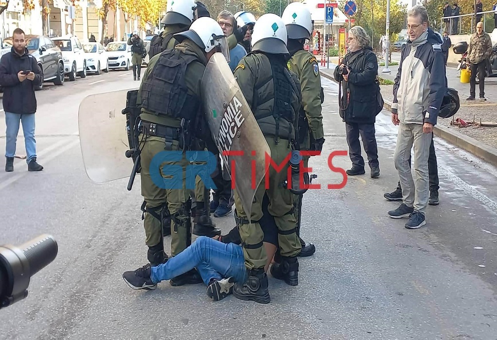 Θεσσαλονίκη: Ένταση μεταξύ του πατέρα του 16χρονου και των ΜΑΤ (ΦΩΤΟ-VIDEO)