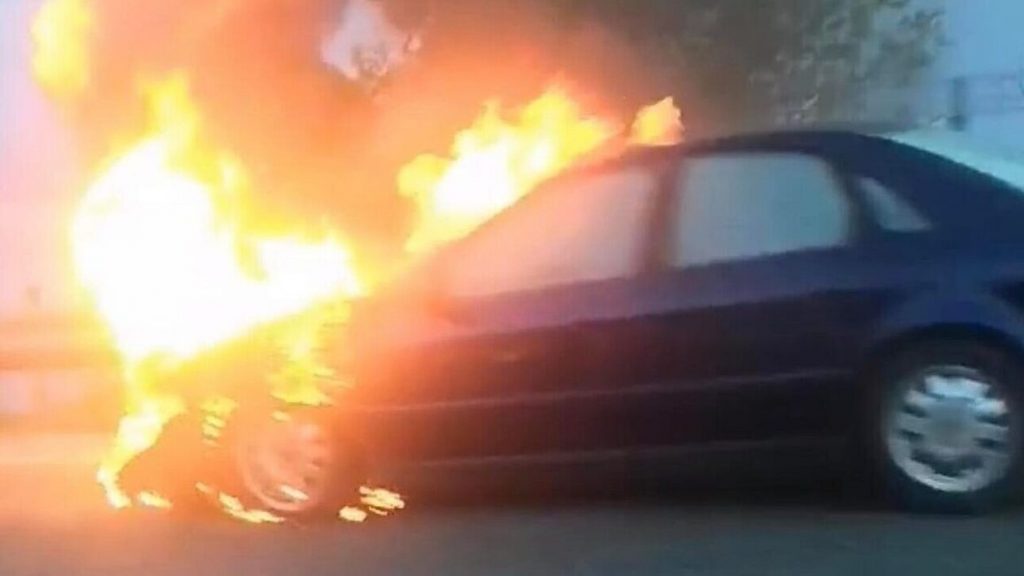 Αυτοκίνητο πήρε φωτιά στην Αθηνών – Κορίνθου – Διακοπή της κυκλοφορίας (VIDEO)