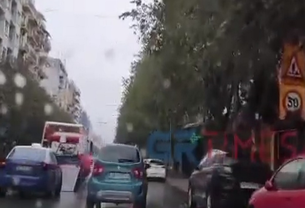 Θεσσαλονίκη: Σύγκρουση ΙΧ με ταξί στο κέντρο της πόλης (VIDEO)